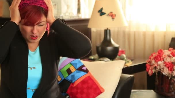 Mujer dolorosa con fuerte dolor de cabeza — Vídeo de stock