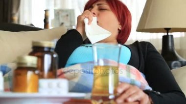 Kanepede yatan ve öksürük hasta kadın