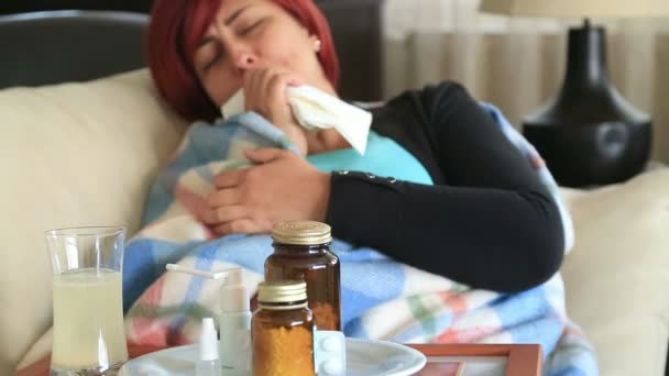 Femme à la maison malade avec la grippe couchée sur le lit et se reposant — Video