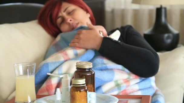 Femme à la maison malade avec la grippe couchée sur le lit et se reposant — Video