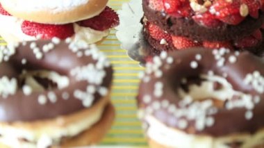 Çeşitli meyve tartlets, çörek ve kek parçaları