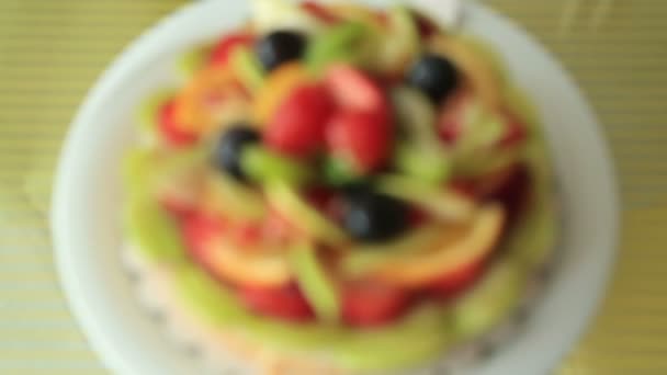 Tarta de tarta con gelatina de frutas frescas — Vídeos de Stock