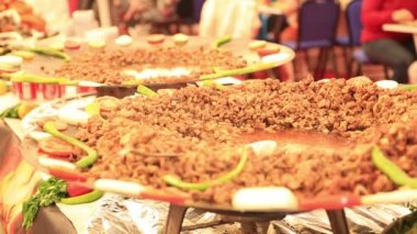 Büyük bir tavada kızartma sebze ve et