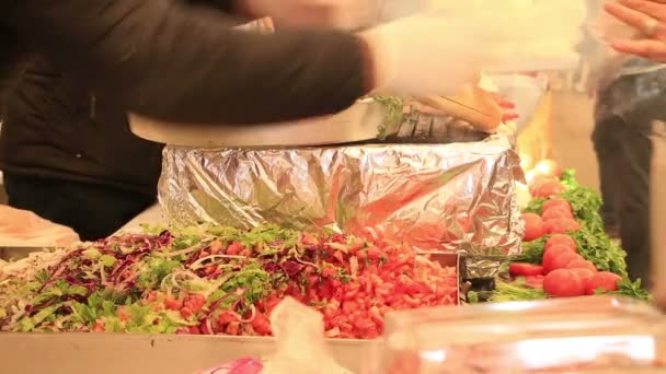 Koch Kocht Fleischbällchen Mit Zwiebeln Und Tomaten Auf Dem Grill — Stockvideo