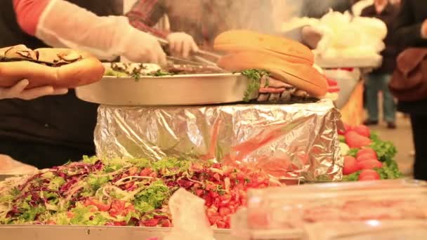 厨师烹饪肉丸子洋葱和番茄上烧烤 — 图库视频影像