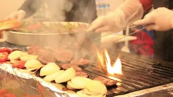 Chef Kok Koken Gehaktballen Tomaat Een Barbecue — Stockvideo