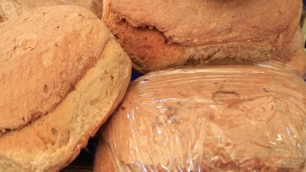 Купа Свіжих Домашніх Хлібів Базарі — стокове відео