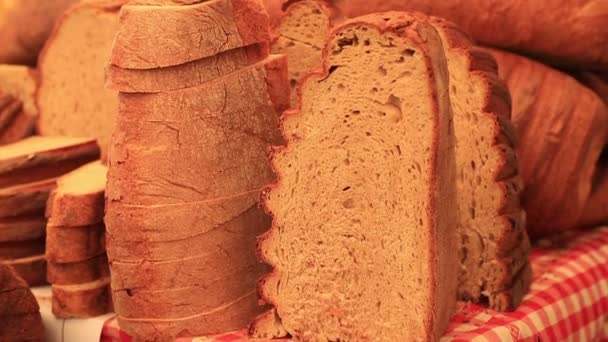 バザールで焼きたての自家製パンのヒープ — ストック動画