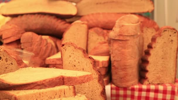 Σωρό Από Φρέσκο Σπιτικό Ψωμί Στο Παζάρι — Αρχείο Βίντεο