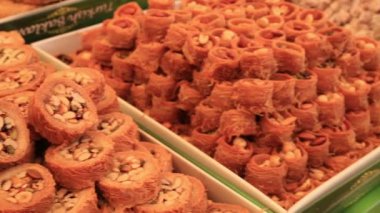 Geleneksel tatlı baklavası pazarda duruyor.
