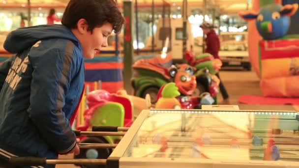 Elemi Idősebb Gyermek Asztali Foci Játék — Stock videók