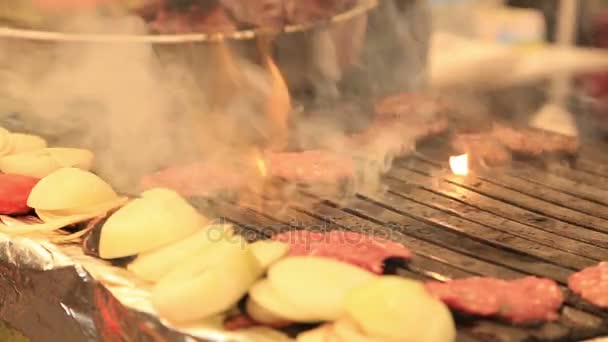 Albóndigas a la parrilla con cebolla y tomate — Vídeos de Stock