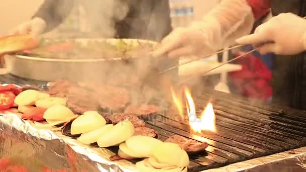 洋葱和番茄肉烤的丸子 — 图库视频影像
