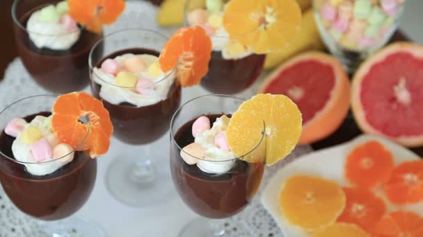 Νόστιμη Μους Σοκολάτας Διαφορετικό Είδος Από Φρέσκα Φρούτα Και Γλυκά — Αρχείο Βίντεο