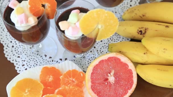 Шоколадный пудинг со взбитыми сливками и фруктами — стоковое видео