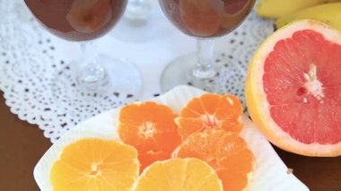 Çırpılmış krema ve meyve ile Çikolatalı puding 