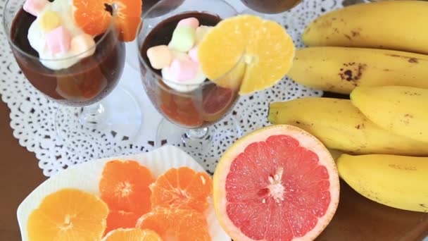 Шоколадный пудинг со взбитыми сливками и фруктами — стоковое видео