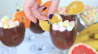 Çırpılmış krema ve meyve ile Çikolatalı puding 