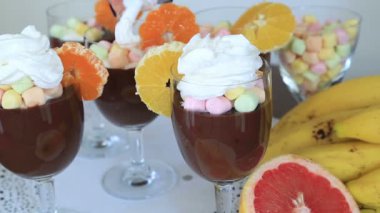 Çırpılmış krema ve meyve ile Çikolatalı puding
