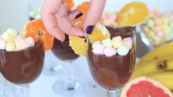 Csokoládé puding, tejszínhabbal és gyümölcs — Stock videók