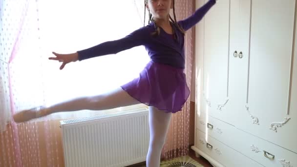 Půvabná Dívka Cvičí Balet — Stock video
