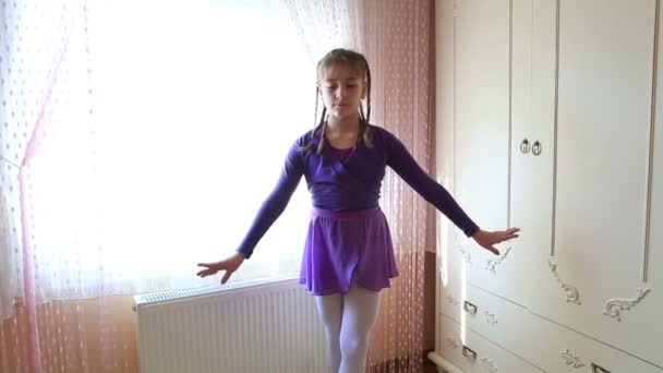 Jonge ballerina bestuderen van ballet — Stockvideo