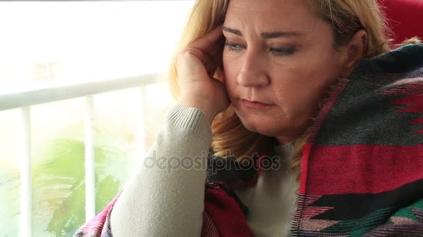 Mujer joven triste mirando por la ventana — Vídeo de stock