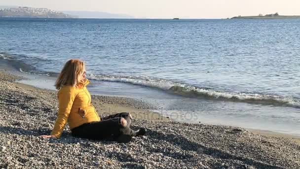 Mujer de mediana edad descansando en la playa de invierno 2 — Vídeos de Stock