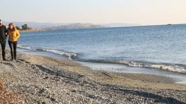 Rahat çift Kış Sahilde yürüyüş