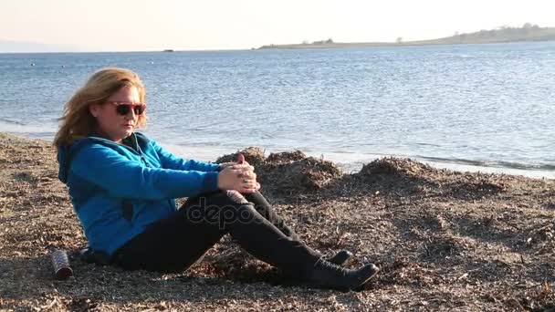 Femme assise au bord de la mer — Video