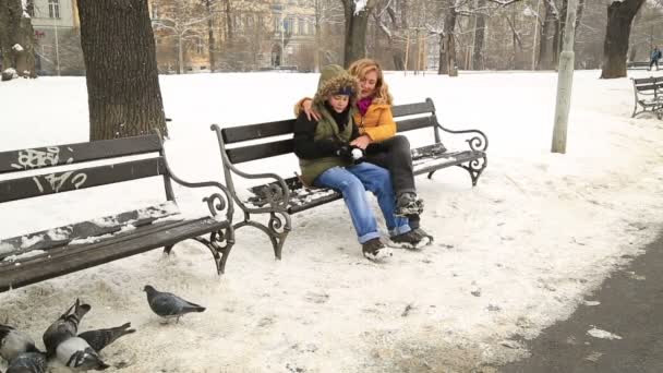 Moeder met haar zoon in de winter park 5 — Stockvideo