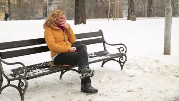 Mujer enferma estornudando al aire libre — Vídeos de Stock