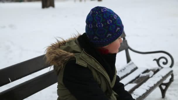 Podobizna Chlapce Dítě Šťastné Základní Škole Sedí Lavičce Parku Při — Stock video