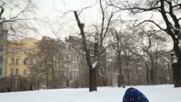 感冒的画像在冬天打喷嚏英俊的学生 尝试温暖和吹鼻子在室外 — 图库视频影像