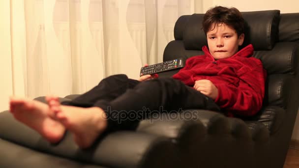 Anak dengan remote controller berbaring di sofa 2 — Stok Video