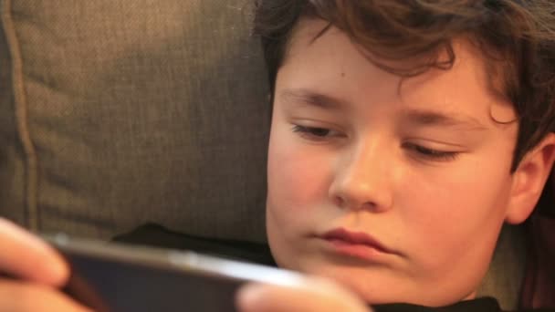 Enfant avec jeu smartpnone à la maison 2 — Video