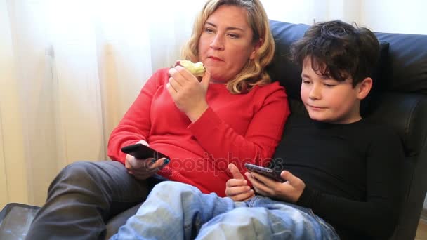 Gelukkig moeder en zoon kijken tv in huis 3 — Stockvideo