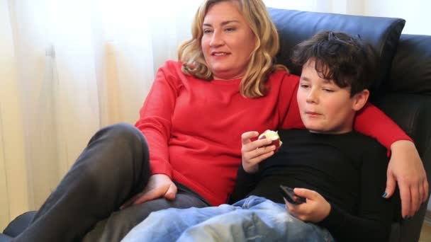 Felice madre e figlio guardando la tv a casa — Video Stock