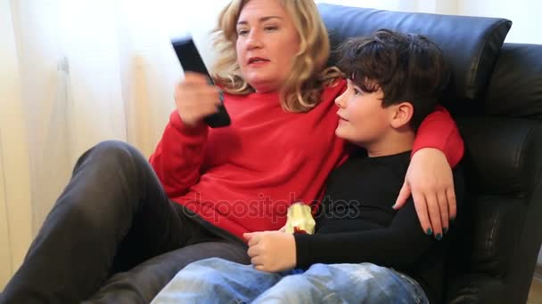 Μητέρα και γιος βλέποντας τηλεόραση στο σπίτι — Αρχείο Βίντεο