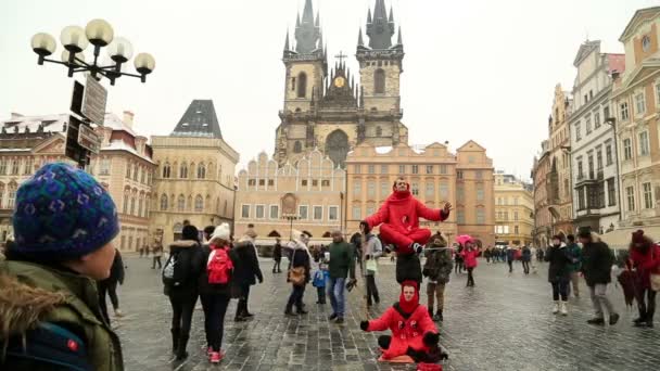 Oud stadsvierkant in Praag, Tsjechische Republiek 6 — Stockvideo