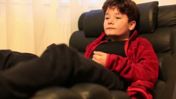 Jeune Garçon Excité Couché Sur Canapé Regardant Film Horreur Maison — Video