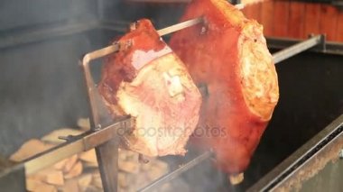 Bir Prag yemek geleneksel pişmiş domuz bacak