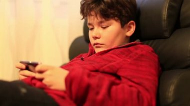 Genç burunette çocuk ile akıllı telefon ev 2