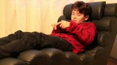 Genç burunette çocuk eve 3 akıllı telefon ile