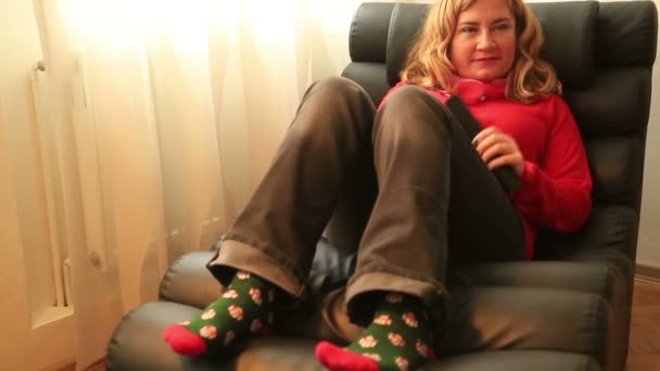 Frau liegt auf einer Couch und schaut fern 2 — Stockvideo