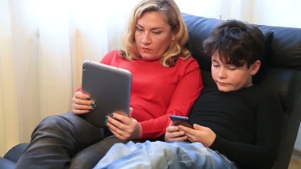 Mutter und Sohn mit digitalen Geräten — Stockvideo