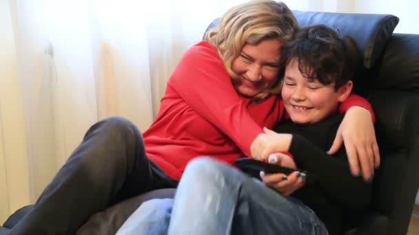 Madre e hijo viendo la televisión en casa — Vídeos de Stock