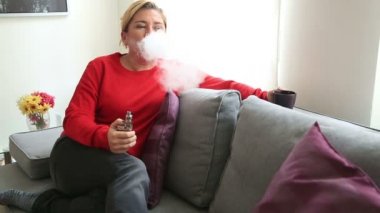 Sarışın kadın sigara elektronik sigara