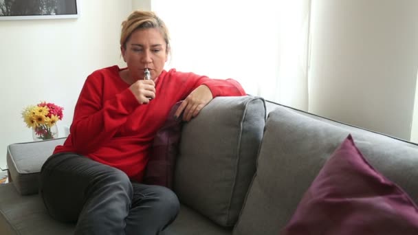 Retrato Uma Mulher Loira Relaxando Dentro Casa Fumando Cigarro Eletrônico — Vídeo de Stock