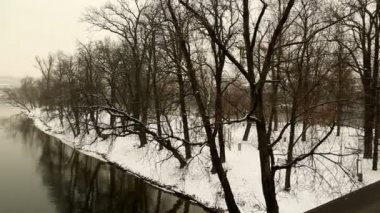 Kışın kar ile kaplı Prag görünümü